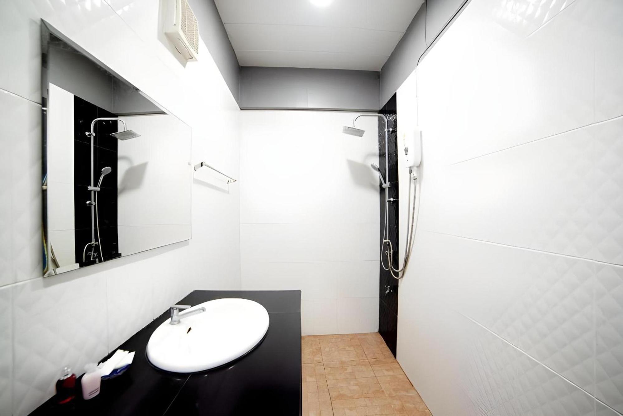Oyo 465 Krung Kao Traveller Lodge Phra Nakhon Si Ayutthaya Buitenkant foto