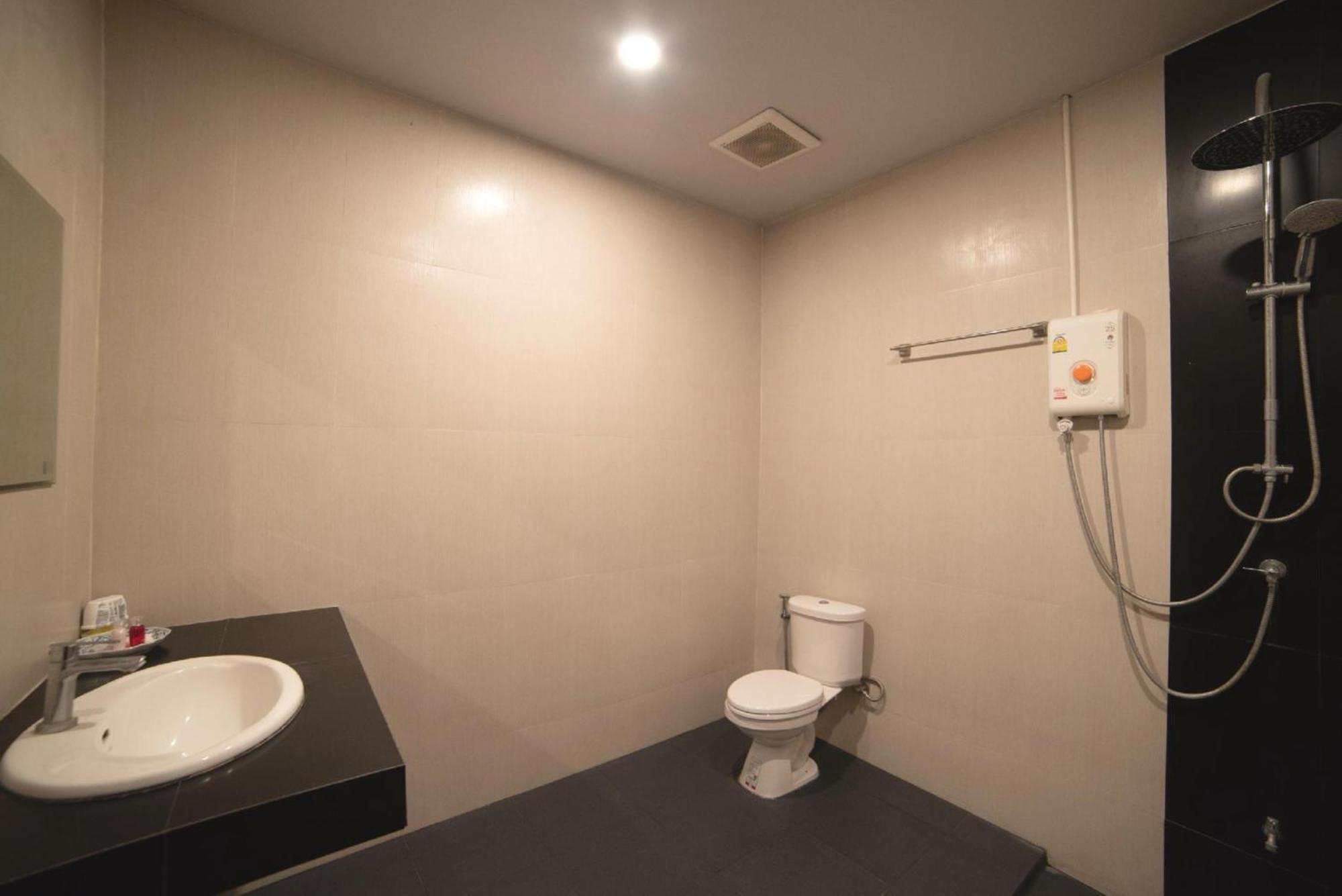 Oyo 465 Krung Kao Traveller Lodge Phra Nakhon Si Ayutthaya Buitenkant foto